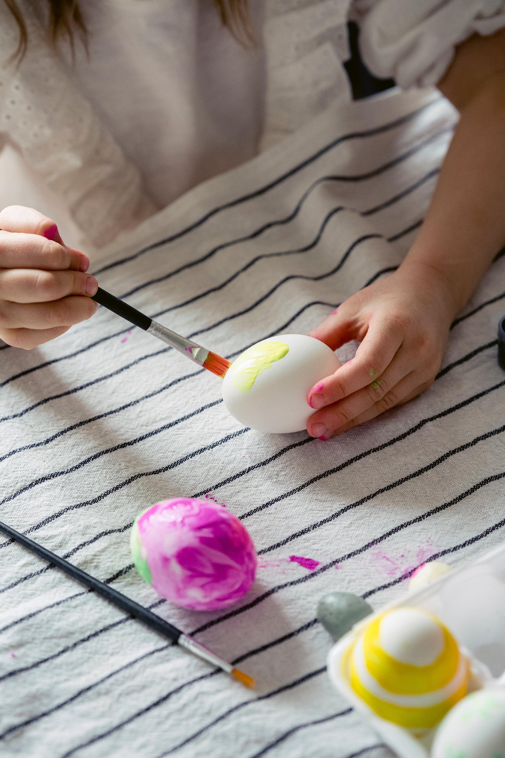 Wykorzystanie farb do tkanin w ozdabianiu ubrań dla dzieci